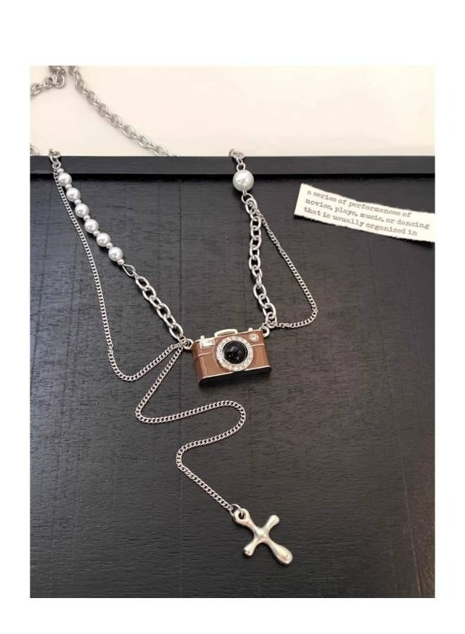 قلادة كاميرا بنية أنيقة بطول قابل للتعديل، مناسبة لعشاق التصوير الفوتوغرافي ومبتكري الموضة - Image 3