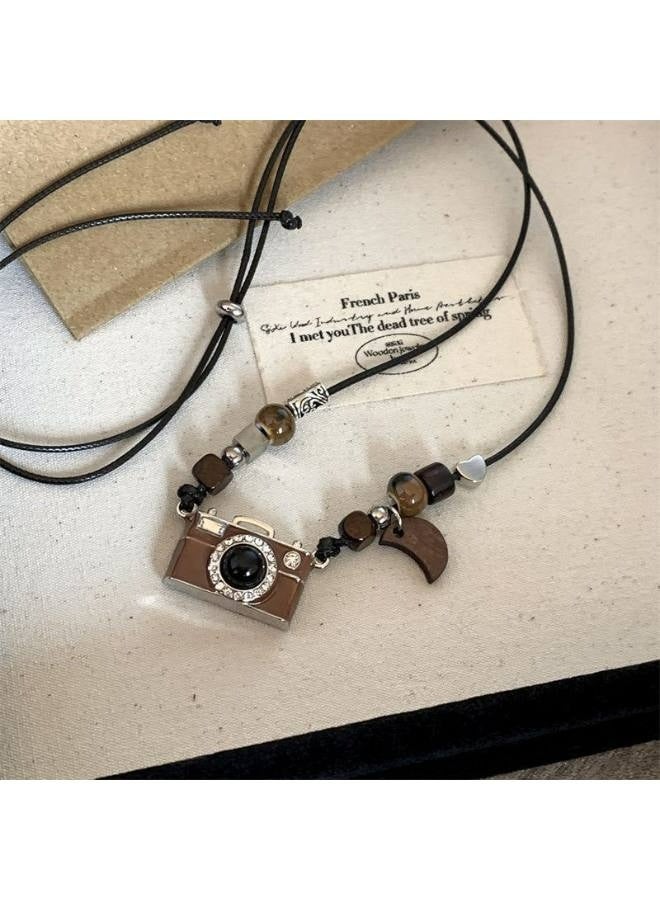 قلادة كاميرا بنية أنيقة بطول قابل للتعديل، مناسبة لعشاق التصوير الفوتوغرافي ومبتكري الموضة - Image 4