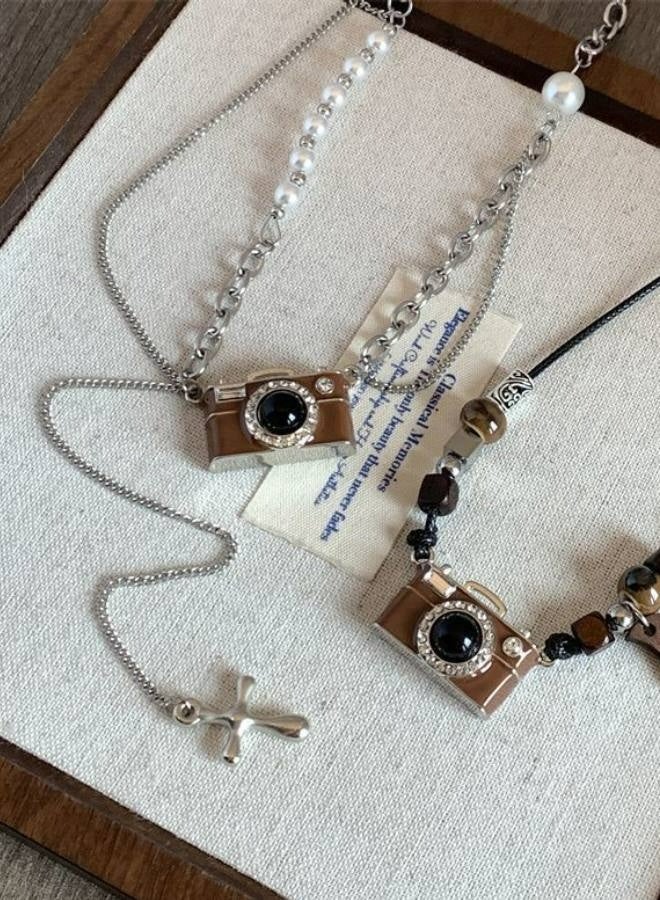 قلادة كاميرا بنية أنيقة بطول قابل للتعديل، مناسبة لعشاق التصوير الفوتوغرافي ومبتكري الموضة - Image 2