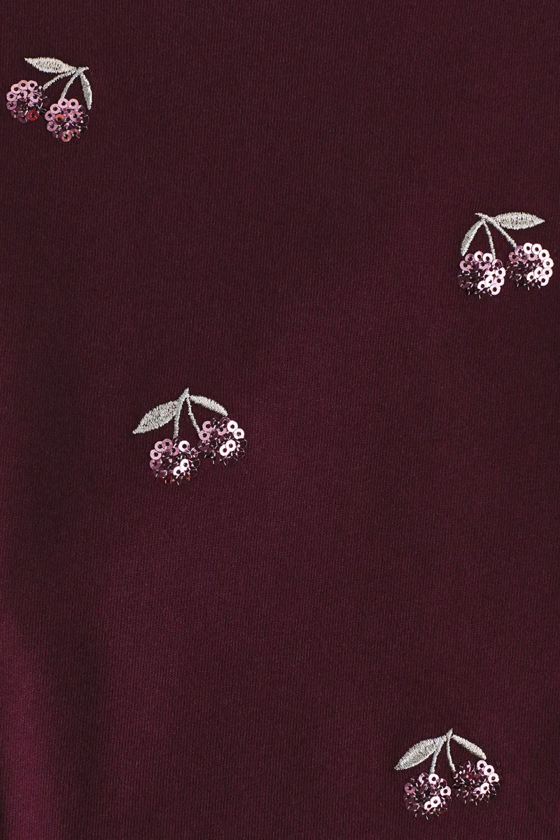 اتش اند ام بلوزة قطنية مزيّنة بعبارات