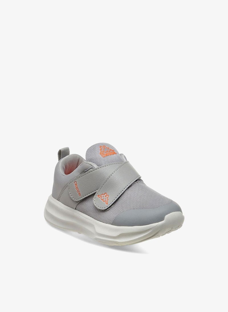 كابا حذاء رياضي للأولاد بتفاصيل شعار وإغلاق بشريط لاصق - Image 2