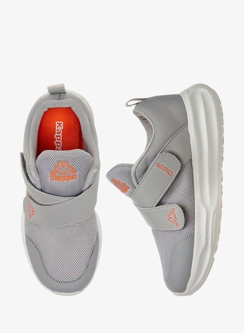 كابا حذاء رياضي للأولاد بتفاصيل شعار وإغلاق بشريط لاصق - Image 3