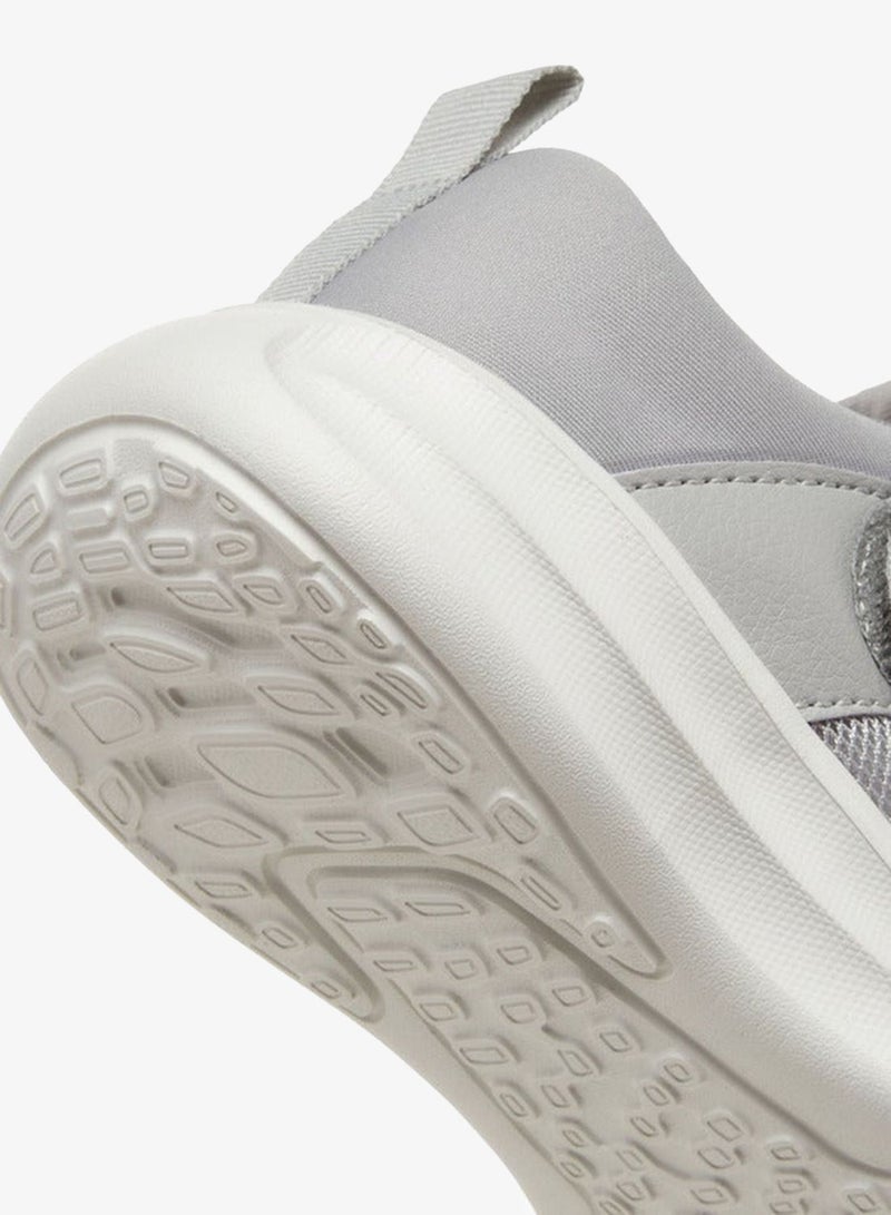 كابا حذاء رياضي للأولاد بتفاصيل شعار وإغلاق بشريط لاصق - Image 5