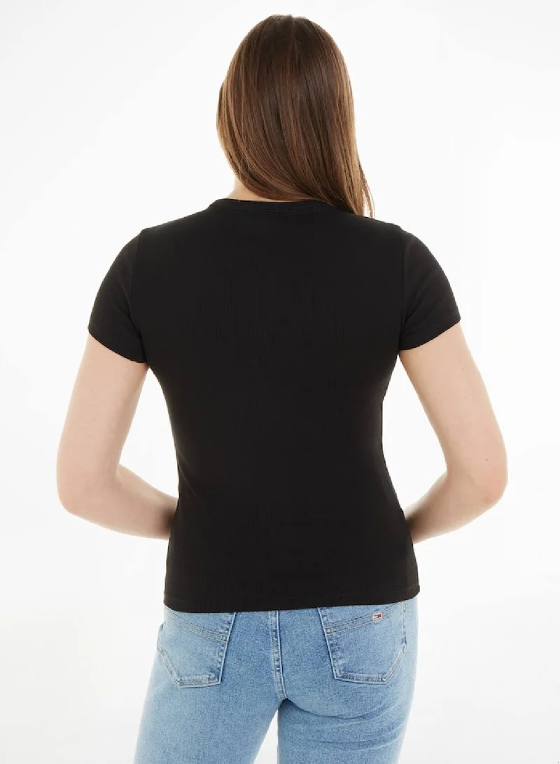 تومي جينز تيشيرت بقصة ضيقة وحياكة مضلعة من مجموعة إسينشال