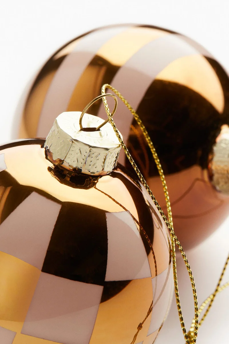 اتش اند ام كرة زينة الكريسماس بتصميم منقوش- عبوة من قطعتين