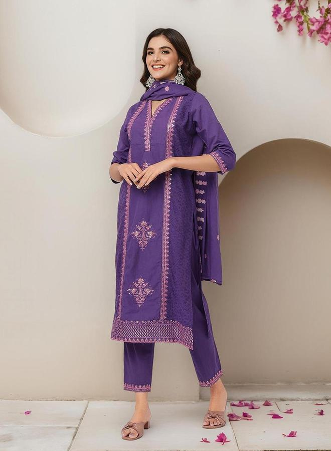 ISHIN Embroidered V Neck Kurta and Pants with Dupatta Set by Styli  - Image 4