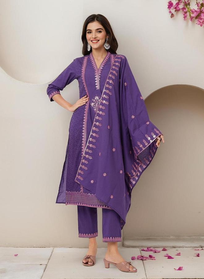 ISHIN Embroidered V Neck Kurta and Pants with Dupatta Set by Styli  - Image 5
