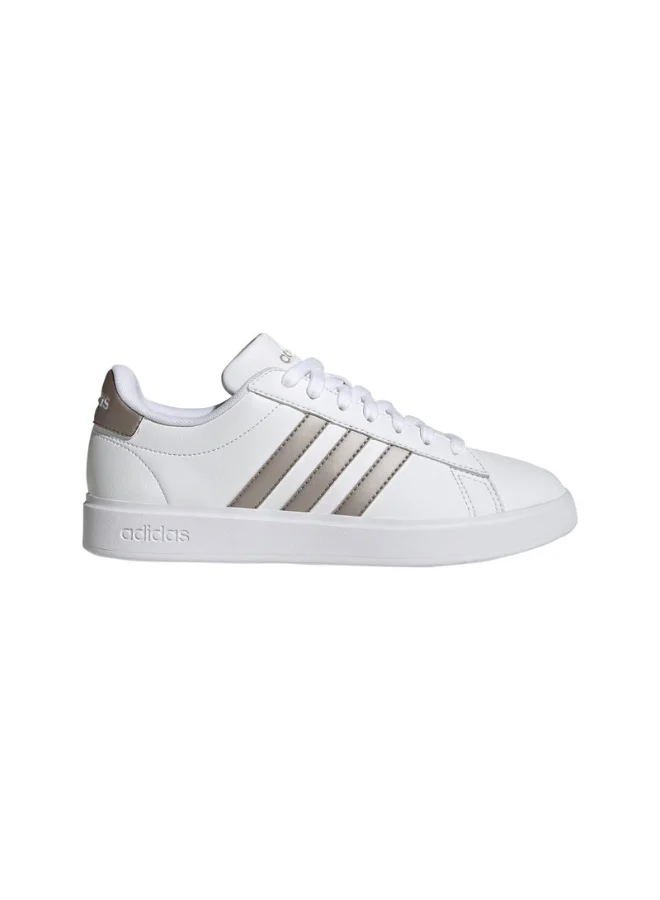 adidas أحذية رياضية نسائية بيضاء جراند كورت .