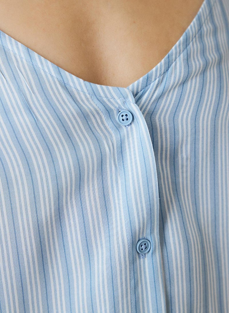 بنتي بلوزة بدون أكمام برقبة على شكل حرف  مخططة باللون الأزرق الفاتح - Image 4