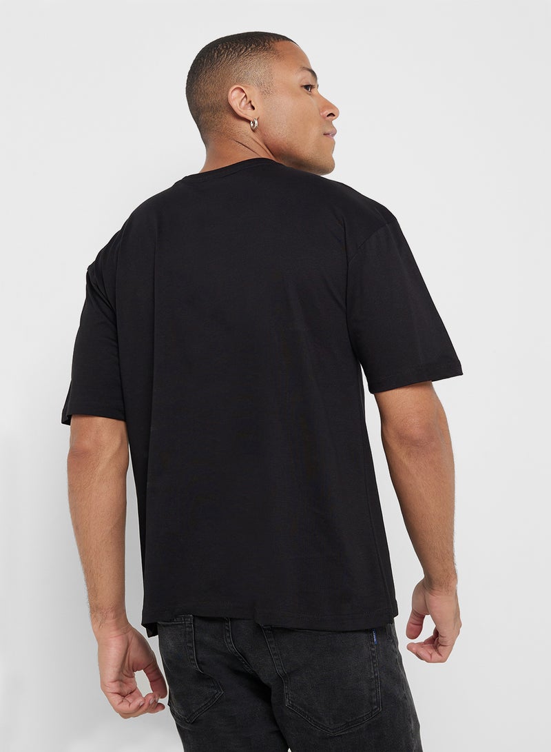 سفنتي فايف تيشيرت بطباعة جرافيك واسع - Image 2