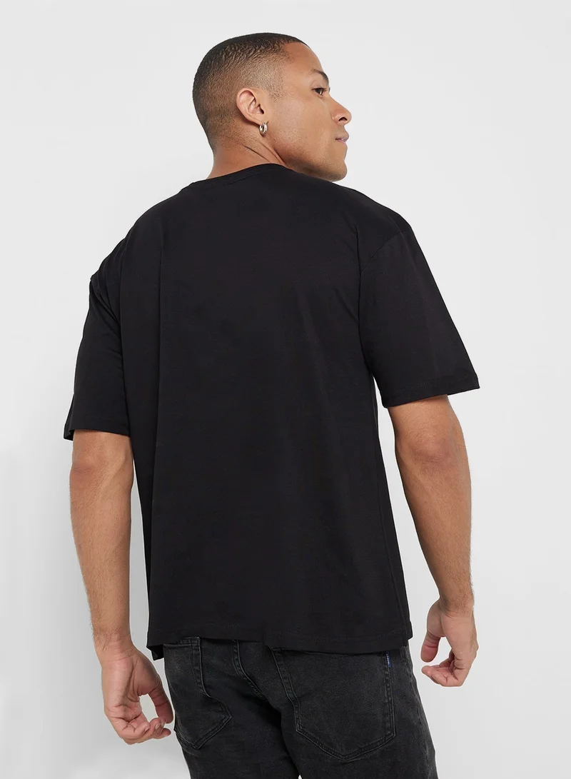 سفنتي فايف تيشيرت بطباعة جرافيك واسع