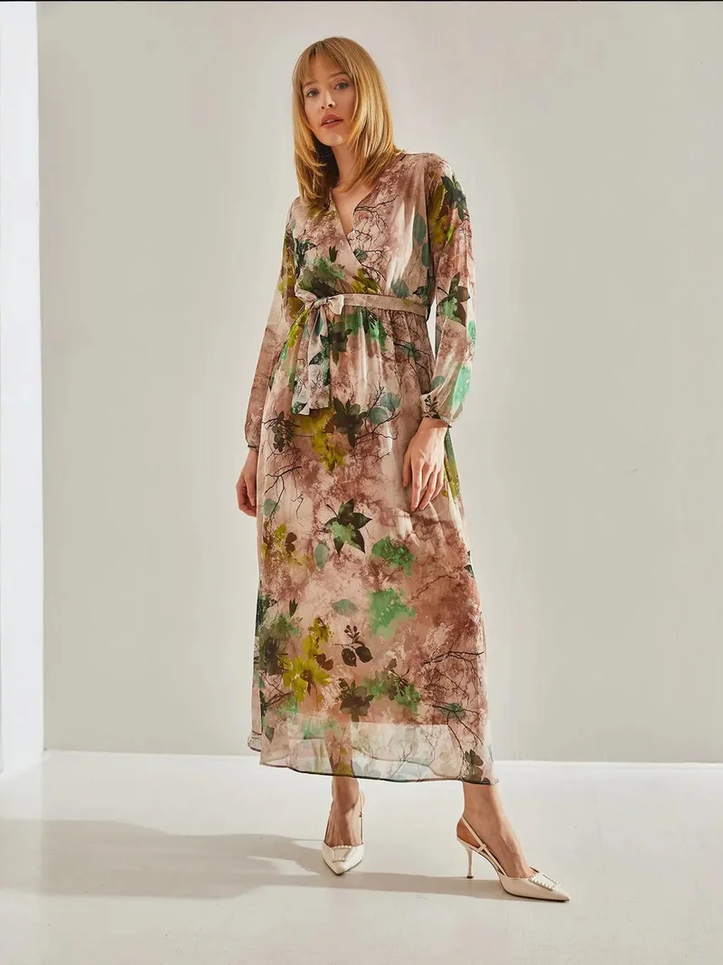 بيانكو لوتشي فستان ماكسي مزين بالزهور بياقة على شكل حرف  وربطة عنق من لوتشي