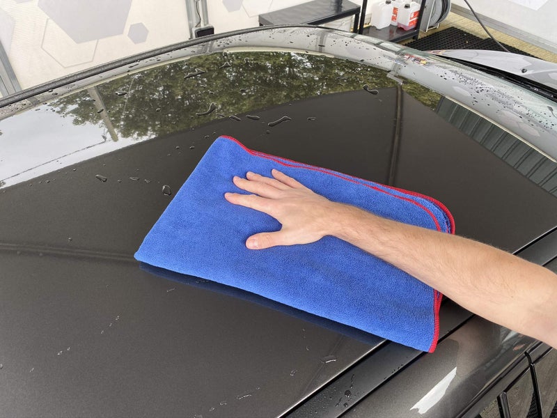 Gtechniq Microfiber Drying Towel, Scratch Resistant, Ultra Split Fibers, Machine Washable, 23.6" x 35.4", 450gsm, Car Detailing Accessory - Image 2