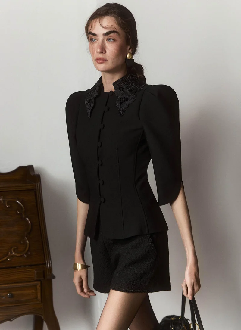 Fitted jacket with voluminous sleeves and an openwork collar