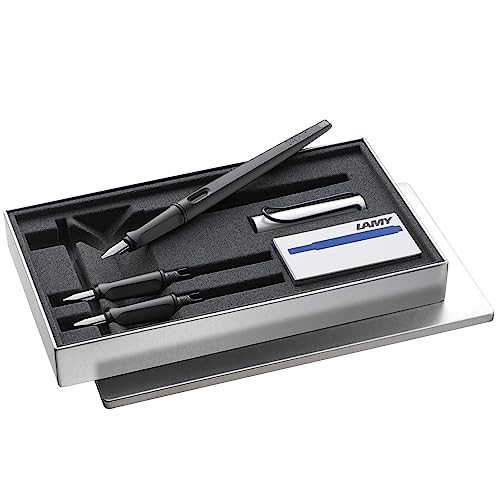 LAMY طقم قلم حبر خط عربي لامي جوي الأسود - قلم حبر مع 3 رؤوس مختلفة (1.1/1.5/1.9 مم) - قلم خط مع رأس شريطي ومقبض مريح - يشمل 5 خراطيش حبر زرقاء T 10 - Image 1