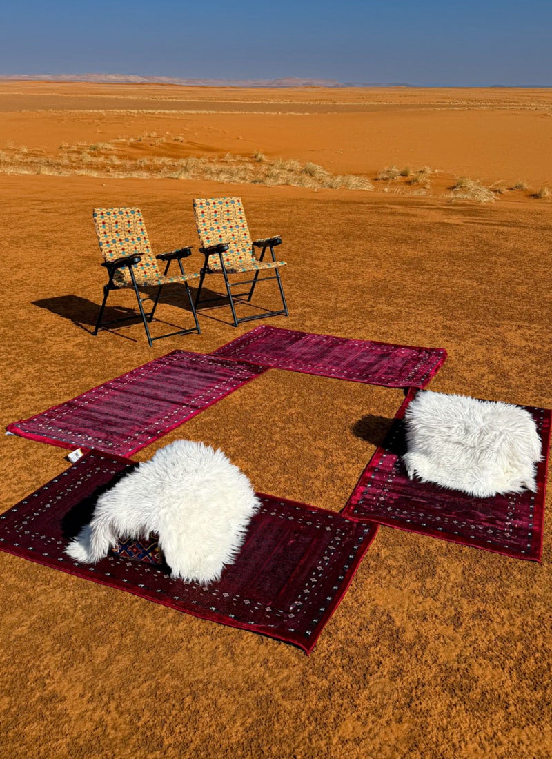 سجادتي باكج ثلاث مدّات سدو مع كرسيين باللون البيج،  للاستخدام الخارجي والرحلات البرية.  تضيف لمسة دفء وأناقة لأي جلسة خارجية سواء في البر أو التخييم أو الرحلات العائلية. يباللون الأحمر مقاس  80 × 150 سم - Image 1
