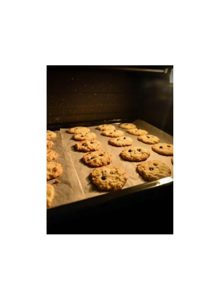 This 10-meter roll of baking paper is ideal for baking and cooking. It helps prevent pastries and sweets from sticking to pans and makes cleanup easier. It withstands high temperatures and is used in many recipes, making it a practical and essential choice for every home. - Image 2