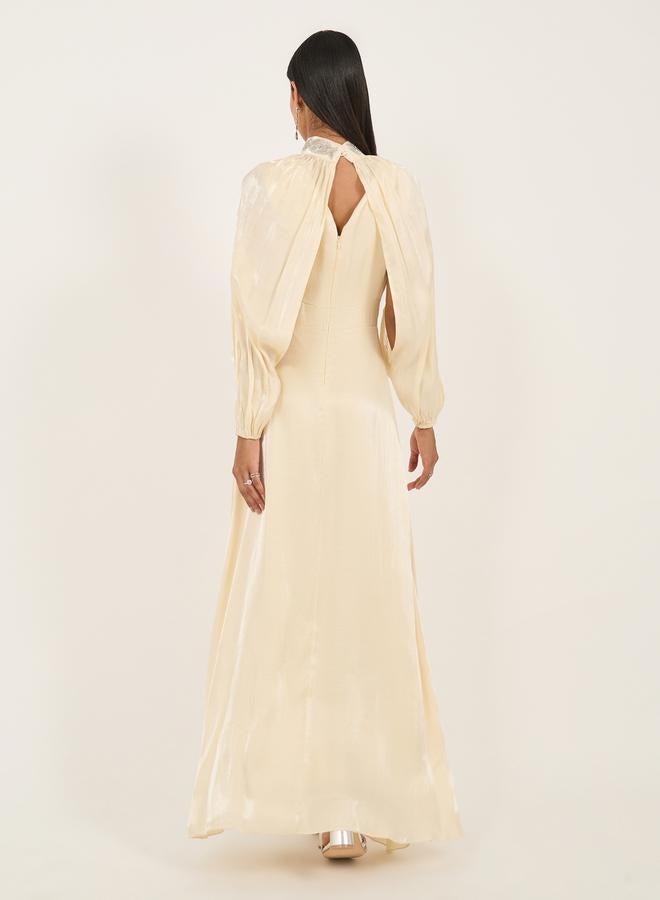 ستايلي فستان ماكسي بتصميم - من الساتان مزين بالخرز مع أكمام كيب قابلة للفصل - Image 5