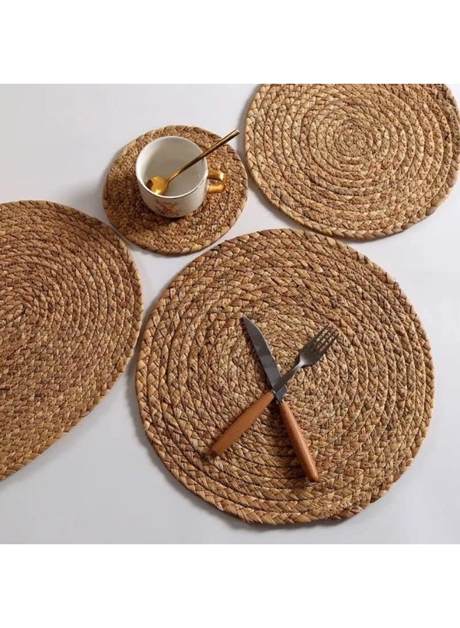 "مجموعة كوسترات (قواعد أكواب) من الخوص الطبيعي الدائري – قطعتين – تصميم أنيق لحماية وتزيين الطاولات والمطبخ – لون بيج طبيعي" - Image 3