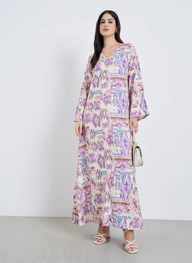 أميرة جلابية بحافة واسعة وأزرار بطبعة أزتيك