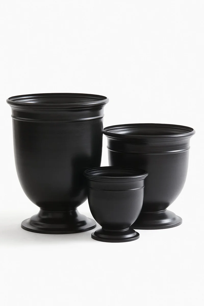 اتش اند ام وعاء نباتات معدني كبير جداً