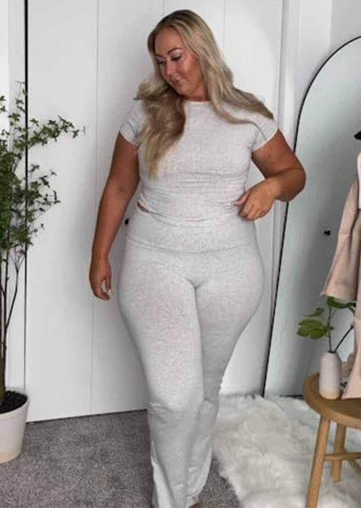 كلاراكو طقم ملابس رياضية نسائي من كلاركو قطني مكون من قطعتين بقصّة ضيقة وقميص قصير بأكمام طويلة وبنطلون رياضي منخفض الارتفاع وواسع الساق - Image 5