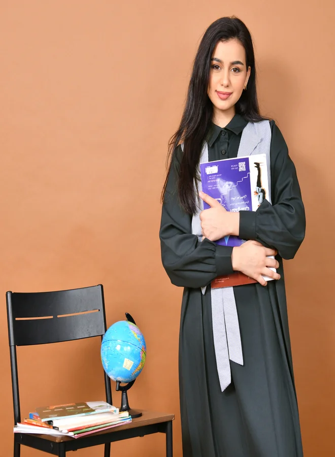 عبايات حوراء مريول أنيق بأكمام طويلة وياقة رسمية مرفق مع فيست مخطط بربطة لإطلالة عصرية ومميّزة- متوسط(زيتي)
