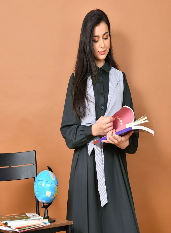 عبايات حوراء مريول أنيق بأكمام طويلة وياقة رسمية مرفق مع فيست مخطط بربطة لإطلالة عصرية ومميّزة- متوسط(زيتي)