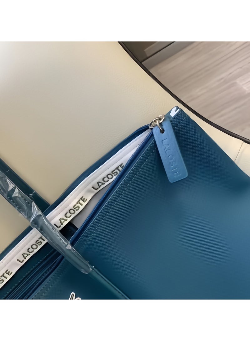 لاكوست حقيبة توت كبيرة متعددة الاستخدامات نسائية من لاكوست كونسبت بزِيب كبيرة، حقيبة كتف بحجم كبير باللون الأزرق البحيري - Image 4