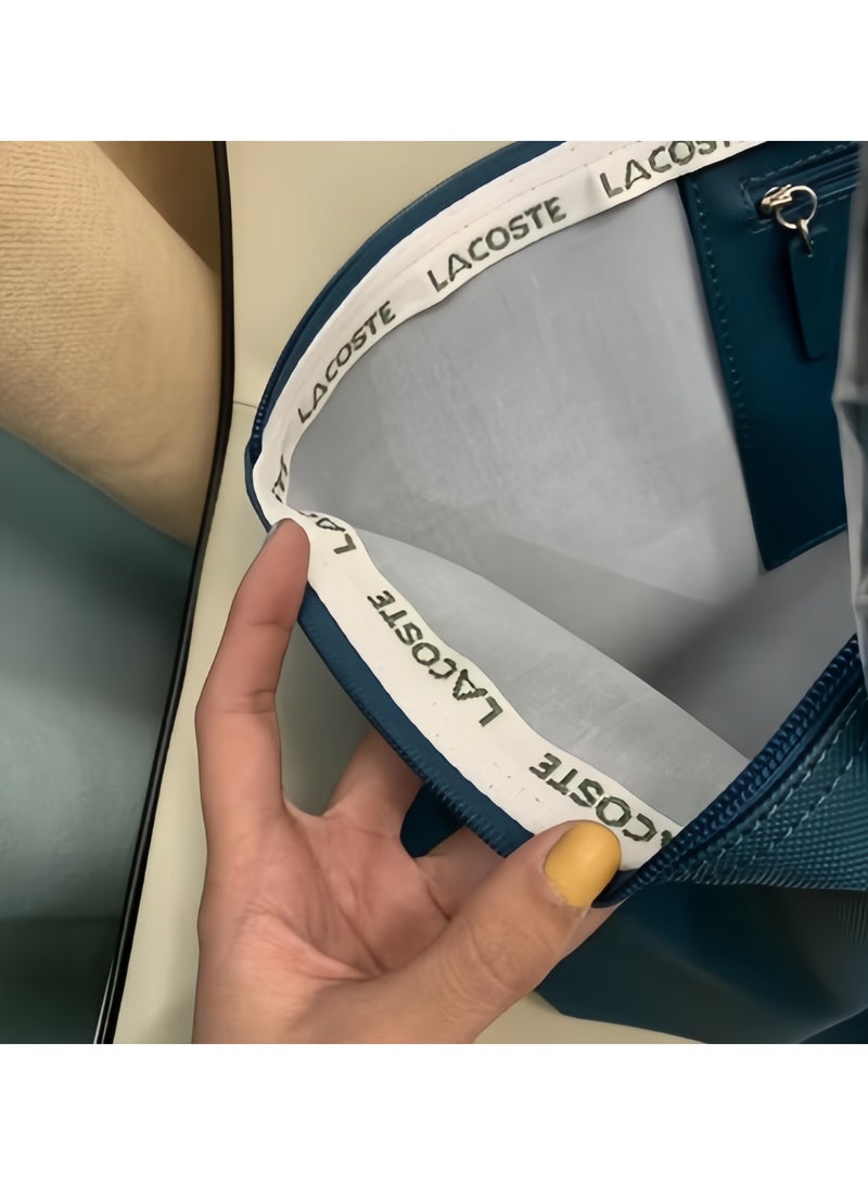 لاكوست حقيبة توت كبيرة متعددة الاستخدامات نسائية من لاكوست كونسبت بزِيب كبيرة، حقيبة كتف بحجم كبير باللون الأزرق البحيري - Image 5