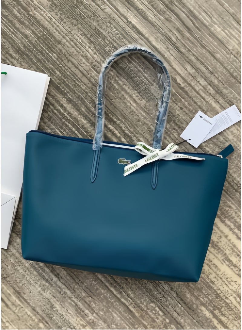 لاكوست حقيبة توت كبيرة متعددة الاستخدامات نسائية من لاكوست كونسبت بزِيب كبيرة، حقيبة كتف بحجم كبير باللون الأزرق البحيري - Image 1