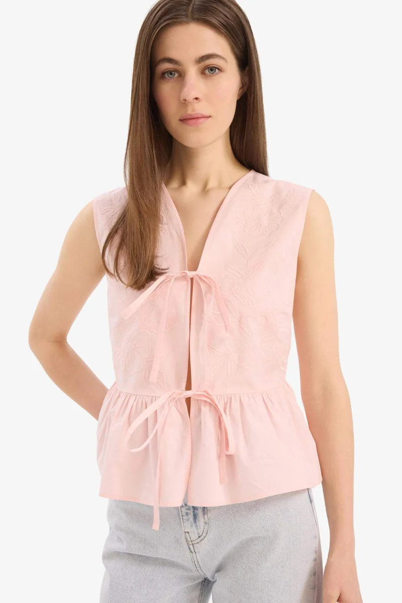 ديفاكتو Slim Fit V-Neck Sleeveless Blouse