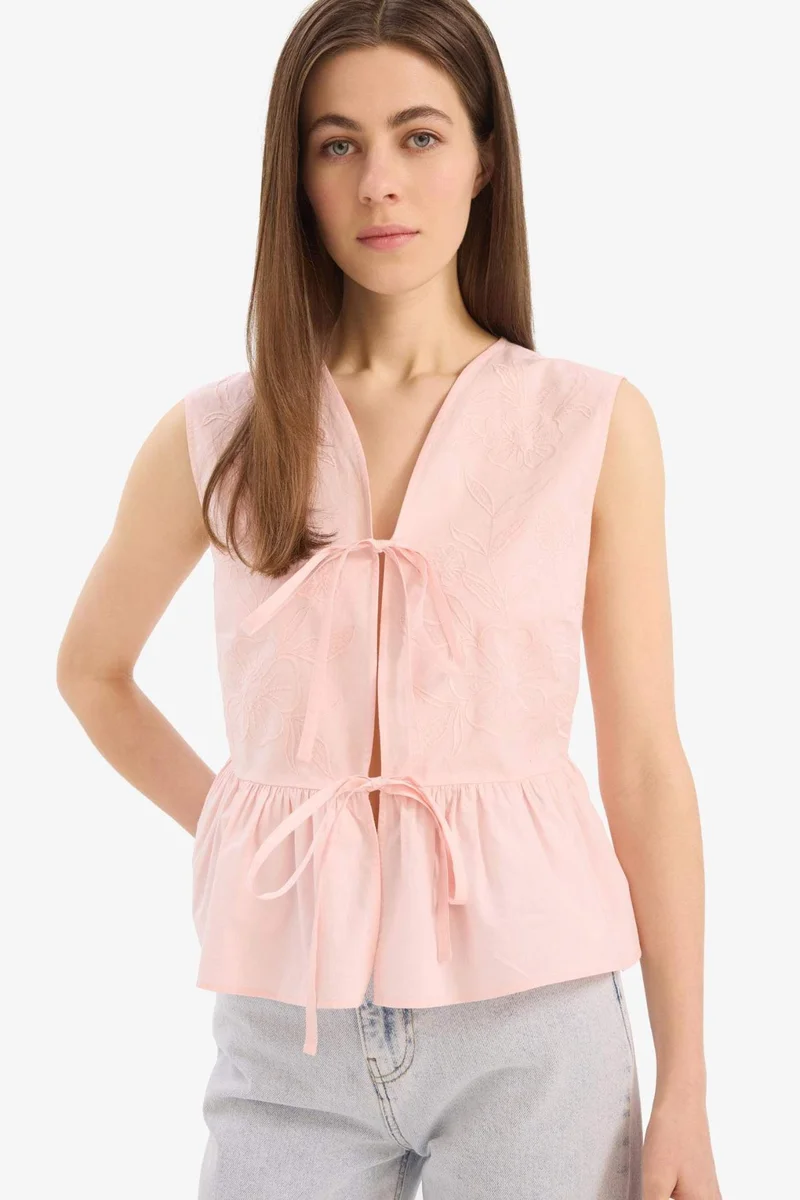 ديفاكتو Slim Fit V-Neck Sleeveless Blouse