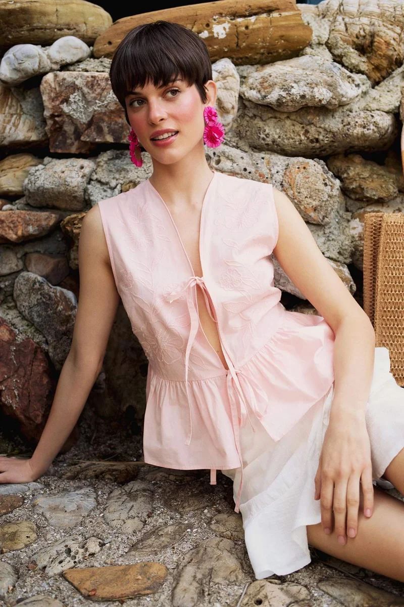 ديفاكتو Slim Fit V-Neck Sleeveless Blouse