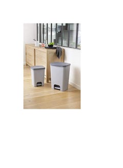 Curver Essentials Small Garbage Bin Cover With Pedal 20L Gray Color.  - Image 3