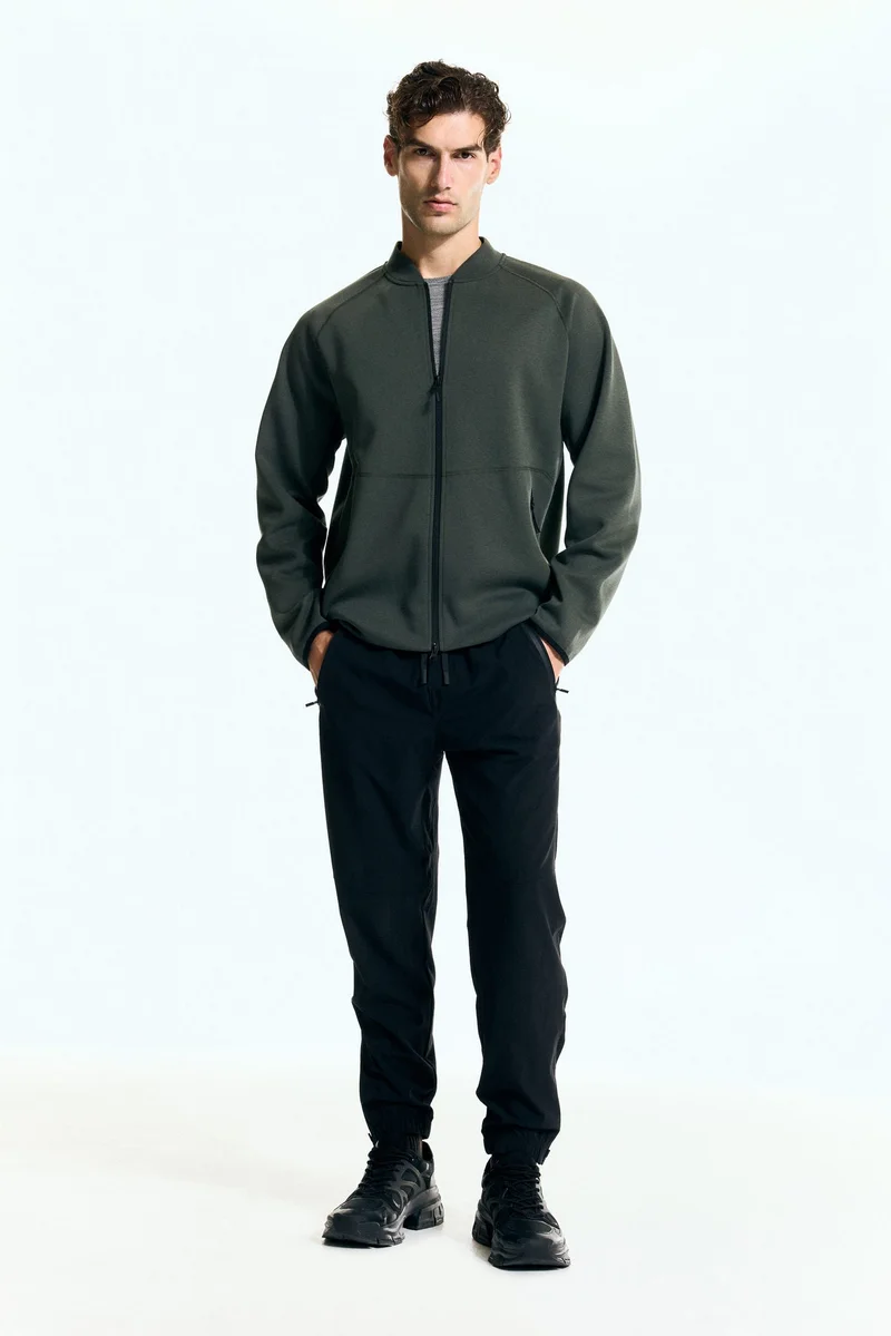 اتش اند ام جاكيت بومبر رياضي من نسيج دراي موف