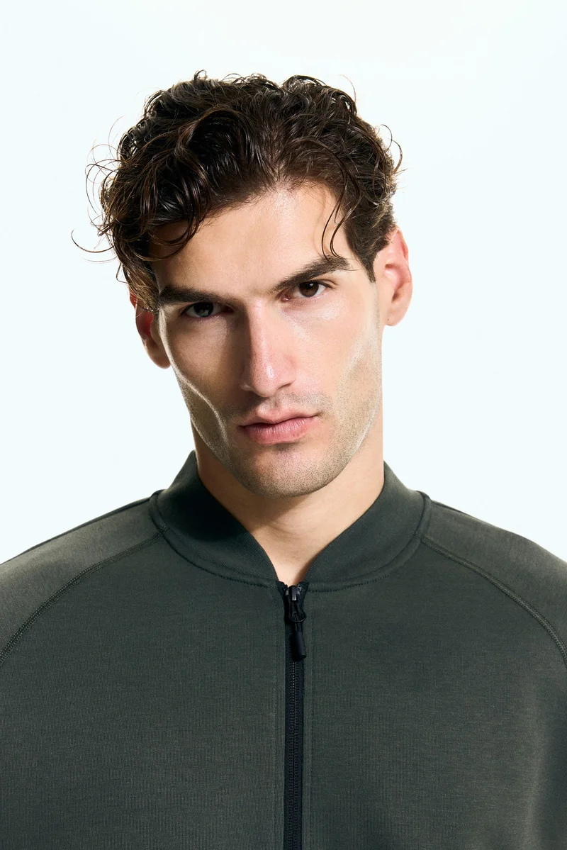 اتش اند ام جاكيت بومبر رياضي من نسيج دراي موف