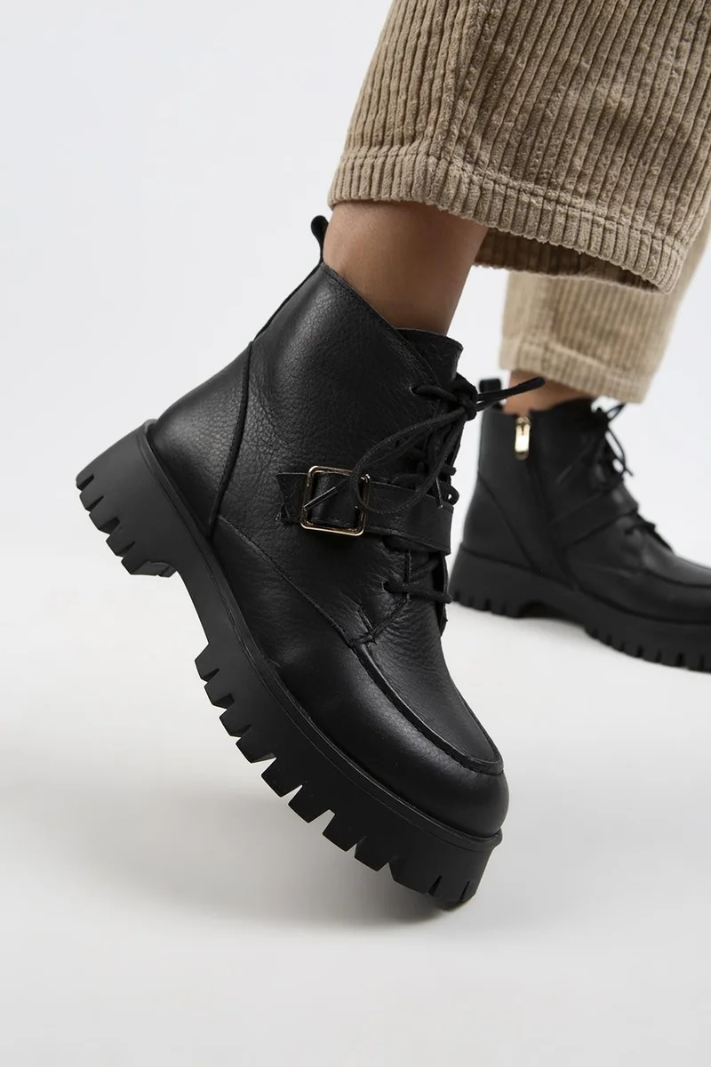 مانجيرو حذاء مانييرو سامانثا النسائي من الجلد الطبيعي، برباط وسحاب وإبزيم، لون أسود