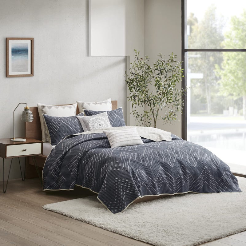 Ink+Ivy INKIVY Reversible Cotton Quilt Set  Trendy Chevron Design Summer Cover Breathable Coverlet Lightweight All Season Bedding Layer for Winter Matching Shams KingCal King104x92 Navy 3 Piece