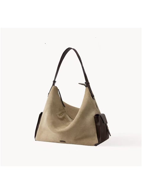The Songmont Hobo Bag under Songmont Mountain follows the traces of pine trees.  It is a new designer style of single-shoulder crossbody bag made of vegetable-tanned leather.