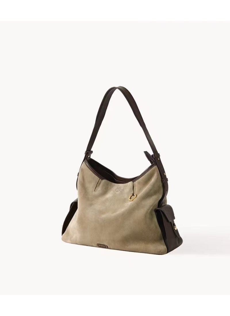 The Songmont Hobo Bag under Songmont Mountain follows the traces of pine trees.  It is a new designer style of single-shoulder crossbody bag made of vegetable-tanned leather.