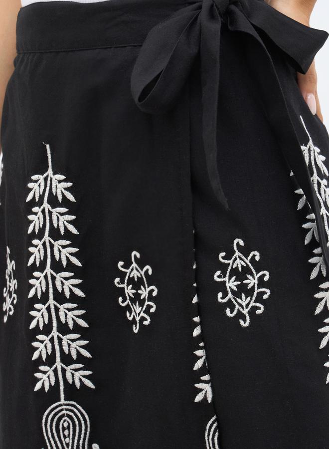 ستايلي تنورة ماكسي مستقيمة مطرزة بتفاصيل ربط - Image 4