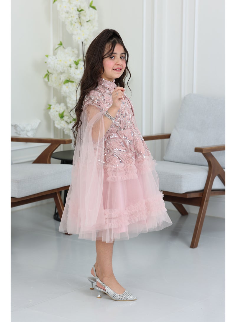 المصمم الحديث فستان بناتي شك فاخر بتصميم يتميز بـ تطريز شك يدوي على كامل الصدر والخصر، وهذا الشغل المتقن من براند المصمم الحديث - Image 2