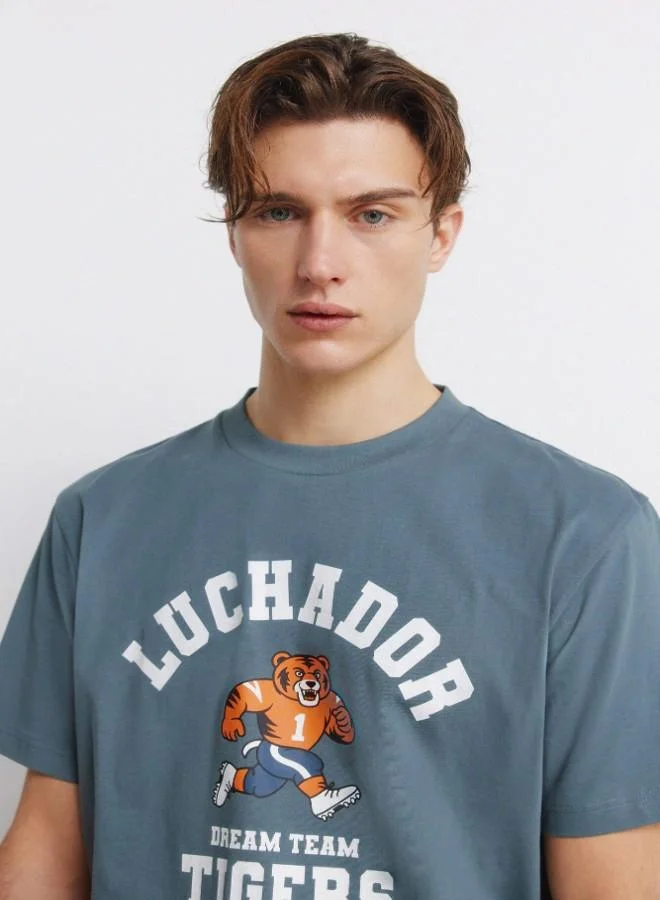 Springfield  Cotton loose fit short sleeve ribbed round neck chest print T-shirt for Men | Best Price UAE