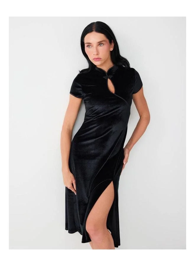 Black Slit Detailed Mandarin Collar Velvet Midi Dress.