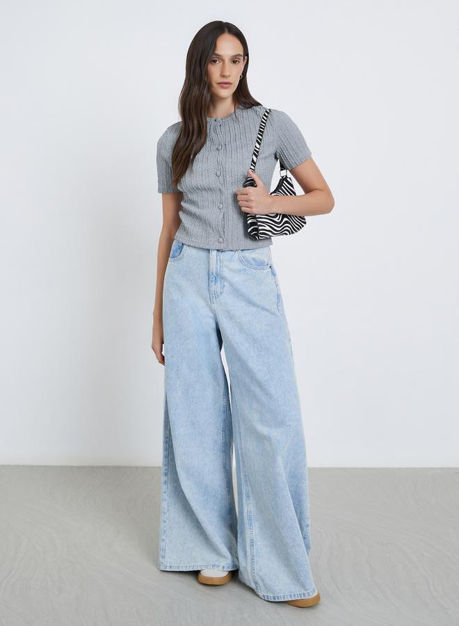 ستايلي بلوزة بتفاصيل بارزة الملمس مع أزرار - Image 2