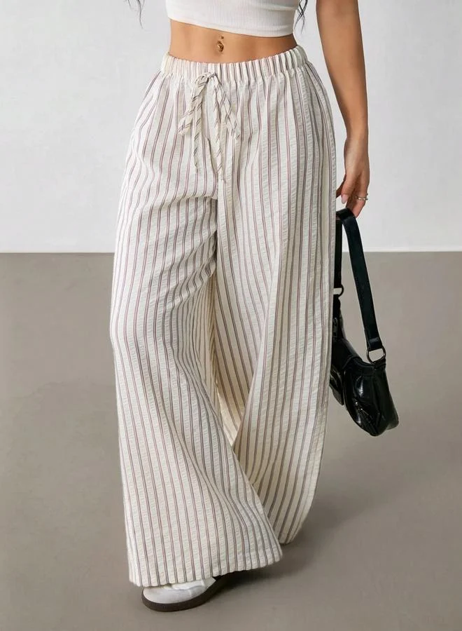 تايك تو بنطال بأرجل واسعة ومخطط