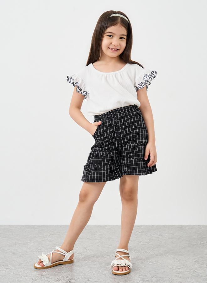 ستايلي طقم بلوزة مطرزة بأكمام ستايلي وشورت كاروهات - Image 1