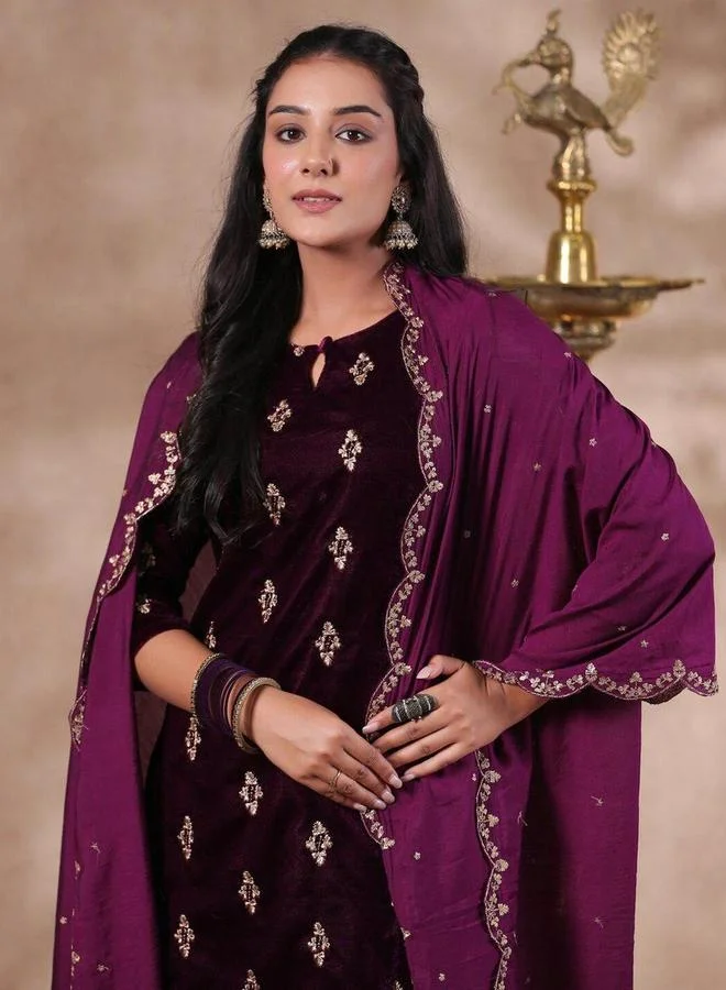 آي شين طقم كورتا وبنطال مع شال بلون بنفسجي بخامة مخملية