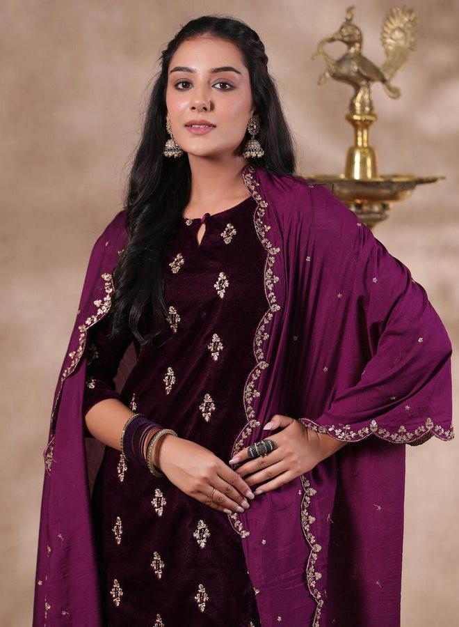 آي شين طقم كورتا وبنطال مع شال بلون بنفسجي بخامة مخملية - Image 2